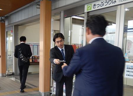 地元のJR古賀駅、千鳥駅、ししぶ駅に立ち、挨拶。県政報告を配布しました。