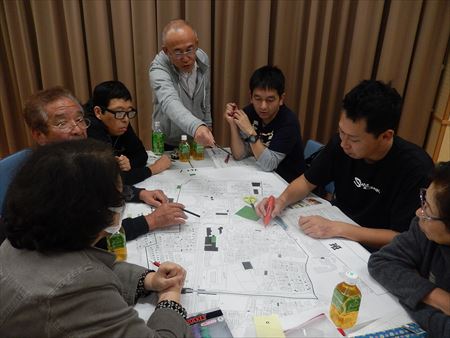 古賀西校区の「西っ子まつり」へ。夜は花見東1区で開かれた災害時要援護者(避難行動要支援者)避難支援のための個別計画を策定するワークショップに参加。