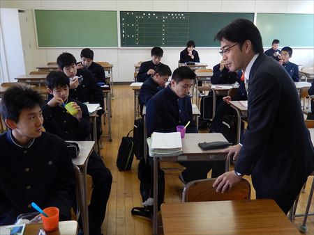 古賀東中学校の「朝勉&朝弁」を視察。地域と学校が連携し、子どもの学習習慣と生活習慣の確立・向上を目指しています。