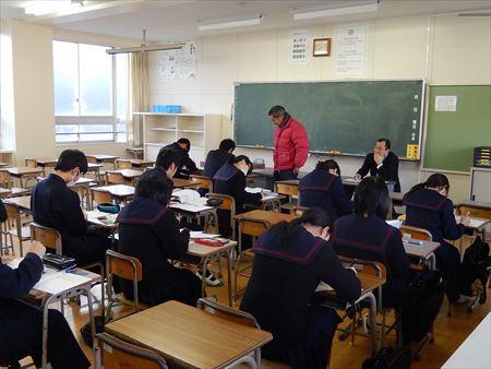 古賀東中学校の「朝勉&朝弁」を視察。地域と学校が連携し、子どもの学習習慣と生活習慣の確立・向上を目指しています。