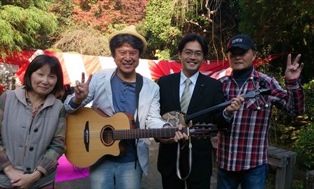 米多比区の私設植物園「興山園」で開かれた紅葉狩りのイベントへ。