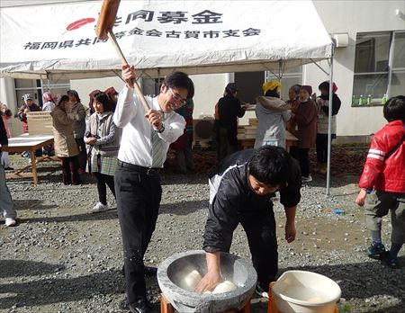 古賀市内各地で開かれたもちつきに参加。