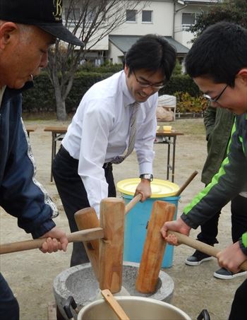 古賀市内各地で開かれたもちつきに参加。