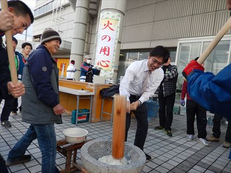 古賀市内各地で開かれたもちつきに参加。