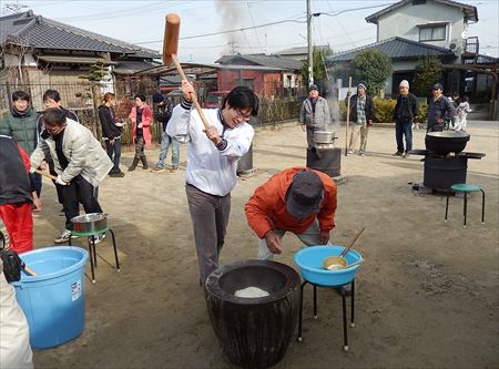 古賀市内各地で開かれたもちつきに参加。