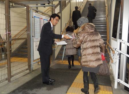 古賀駅、千鳥駅、ししぶ駅に立ち、県政報告を配布。