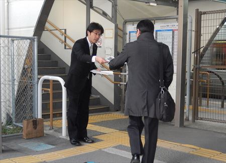 古賀駅、千鳥駅、ししぶ駅に立ち、県政報告を配布。
