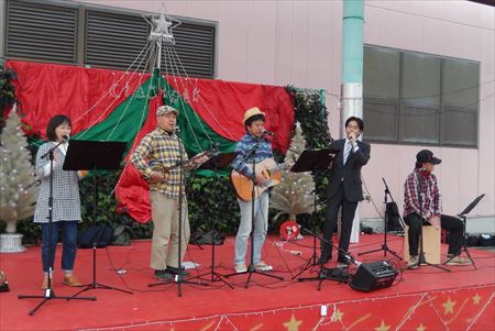 古賀市商工会主催の「クリスマス市民祭」へ。「舞の里おやじバンド」の皆さんとも共演。