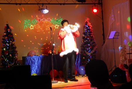 古賀市のトランペット奏者、安田実男さんによる「小さな演奏会&クリスマス会」を鑑賞。挨拶も。