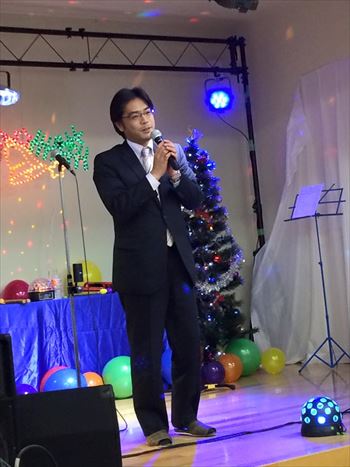 古賀市のトランペット奏者、安田実男さんによる「小さな演奏会&クリスマス会」を鑑賞。挨拶も。