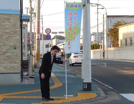 5日から今年も駅立ちを開始し、県政報告を配布しました。市内各所の交差点などで街頭活動もしています。
