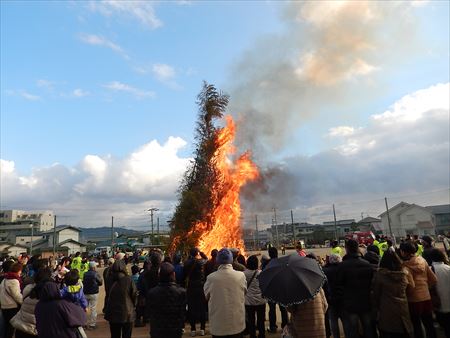 今年で30回目を迎えた古賀市の「どんど焼き」へ。