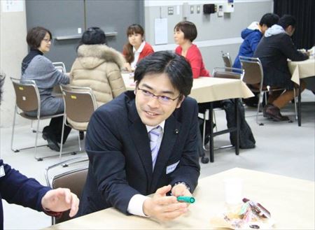 夜、地元・古賀市で取り組まれている「まちの部活サロン」の「結婚の向こうがわ」に参加。県の地域活動実践型生涯学習事業の一つ。「けんかの後の仲直り」をテーマに、ワールドカフェ形式で参加者と楽しく語り合いました。