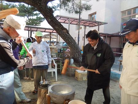 古賀市市民活動支援センター「つながりひろば」でのふれあい餅つき大会に参加。