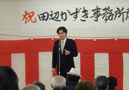 私からは、1期目を総括した上で、現場主義を貫いていくこと、「対話」を通じて課題を発見し、解決するための政策を「実現」していくこと、そして、地元・古賀市で民主主義のサイクルを成立させ、住民の皆さんが「政治が手元にある」と実感していただけるよう全力で取り組んでいくことを約束しました。
