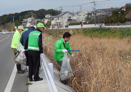 古賀東校区コミュニティ協議会の市民さんと一緒に、筵内から太郎丸橋までのエリアを担当。空き缶や空き瓶、ペットボトル、菓子袋だけでなく、玩具や自転車や乗用車の一部など様々な廃棄物が落ちていました。