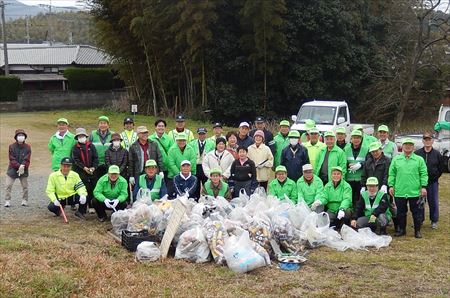古賀東校区コミュニティ協議会の市民さんと一緒に、筵内から太郎丸橋までのエリアを担当。空き缶や空き瓶、ペットボトル、菓子袋だけでなく、玩具や自転車や乗用車の一部など様々な廃棄物が落ちていました。