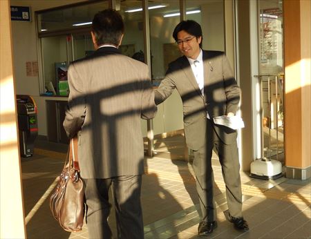 連日、駅での県政報告配布や、市内の各交差点で街頭活動に立ちました。