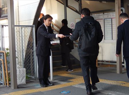 連日、駅での県政報告配布や、市内の各交差点で街頭活動に立ちました。