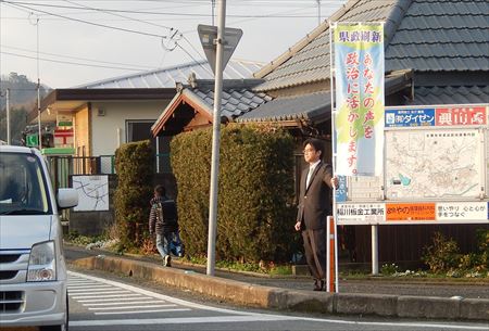 連日、駅での県政報告配布や、市内の各交差点で街頭活動に立ちました。