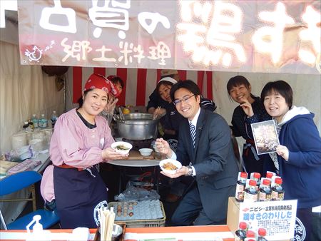 会場には鶏すきや、K-1(古賀の一品)グランプリでおなじみの味の出店が並び、軽トラ市で古賀の農産物も。