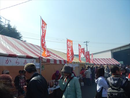 会場には鶏すきや、K-1(古賀の一品)グランプリでおなじみの味の出店が並び、軽トラ市で古賀の農産物も。