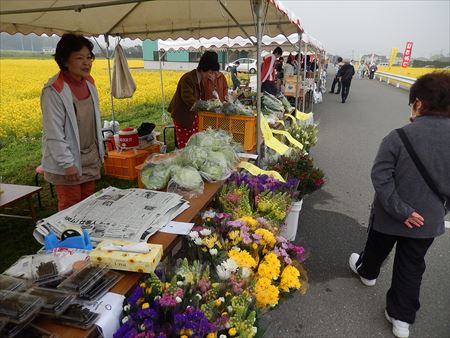 古賀東中吹奏楽部の演奏、よさこい古賀連の踊りを楽しみ、農産物・加工品のテントも賑わいました。