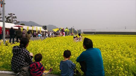 古賀東中吹奏楽部の演奏、よさこい古賀連の踊りを楽しみ、農産物・加工品のテントも賑わいました。