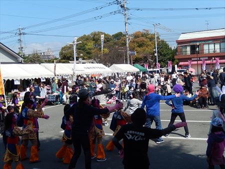 お花見日和! 古賀市役所駐車場や神社前はとても多くの皆さんでにぎわいました。