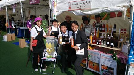「食の都ふくおか2015」に出店した「Fukuokaジューススタンド1+2+3」へ。yasutake factoryさんのニンジンジュースや安武みかん園さんの雲州みかんジュースなどがずらり。