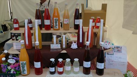 「食の都ふくおか2015」に出店した「Fukuokaジューススタンド1+2+3」へ。yasutake factoryさんのニンジンジュースや安武みかん園さんの雲州みかんジュースなどがずらり。