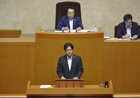 福岡県が策定作業を進める「子どもの貧困対策計画」について数値目標の設定を求めたところ、知事はこれに応じ「生活保護世帯の高校等進学率など全国数値との乖離が大きい指標については、目標を設定し、重点的に取り組む」と表明、数値目標を設定する考えを初めて表明しました。さらに「計画策定後も必要に応じて指標や目標の設定を行い、子どもの貧困の解消に向け、全庁をあげて取り組む」と強い意欲を示しました。