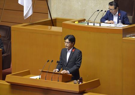 さらに、障がいのある子どもさんの教育機会の保障をテーマに教育長に問題を提起しました。県立特別支援学校の整備に関する現計画が知的障がい児童・生徒のニーズの増加に対応できていないことを指摘し、精度の高い推計による次期計画の策定を求めました。あわせて、県立特別支援学校の高等部における職業訓練に重点を置いた指導の充実・強化を求め、教育長も応じました。