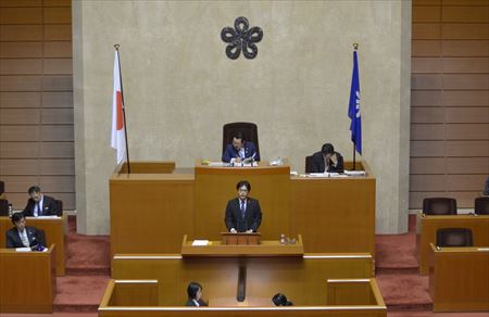 さらに、私は質問の中で、県が現在策定作業を進めている地域医療構想の実現に伴い、介護保険料や介護給付費が増加していくことが想定されると指摘しました。知事は「次期介護保険事業支援計画の策定に当たっては、介護サービスの提供体制に加えて、健康寿命の延伸を図り、高齢者の生活の質を高め、ひいては介護給付費などの削減にもつながる健康づくりや介護予防等を盛り込む。これらの取り組みで高齢者が住み慣れた地域で安心して生活できるよう地域包括ケアシステムの構築を推進していく」との考えを示しました。