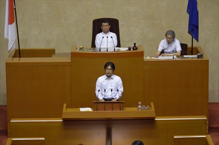 そのうえで、私から現在の県総合計画の目標設定のあり方に問題があり、変更すべきと指摘。現総合計画の目標設定は、市町村が域内の要支援者のうち1人でも個別計画を策定していれば「策定済みの市町村」と位置づけており、例えば要支援者1000人のうち1人だけでも個別計画を策定していれば999人に個別計画がなくても「策定済み」となるため、これでは実態を正確に把握できないとしたうえで、次期計画では「個別計画が策定された実人数」を目標に設定すべきと提案。知事はこれに応じ、2017年度からの次期総合計画において現在の目標設定を変更し、「要支援者のうち個別計画が策定された人数の割合」を新たに目標として設定する方針を示しました。