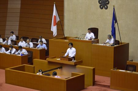 知事は「県として市町村に対し、それぞれの地域の実情に応じて非常災害用井戸の活用が図られるよう、市町村防災担当課長会議等の場を通じ、その制度の内容について情報提供を行う」と答弁。ガイドラインの先行事例についても調査していく意向を示しました。