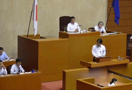そのうえで、知事は「周知をしていない市町村の中には、災害時に福祉避難所に避難者が集中して真に支援が必要な方への対応ができなくなることを懸念し、まずは一般避難所での受け入れを進め、必要に応じて搬送することとしているところもある」と答弁。私から「広く周知を行っていない市町村が存在をし、これも許容されうるならば、一般の避難所に避難してきた要配慮者を確実に福祉避難所に搬送するマンパワーを必ず確保するための計画を立てておかなければならない。災害時、避難所は要配慮者以外の人への対応だけでも困難性が高い中、そのようなことが果たして可能なのか。市町村が確実に対応できるよう、県として責任を持って市町村との協議に臨んでほしい」と強く求めました。