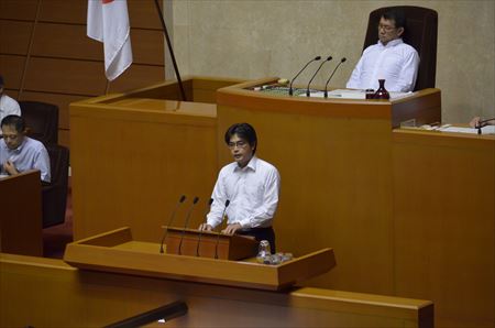 福岡県議会9月定例会で一般質問に臨みました。就任以来、連続22回目の本会議での質問。今回も現場の住民の皆さんの「声」を政策形成に生かすため、障がい者の生活と就業の支援体制の強化に向けた対応や、古賀東中学校PTCAの「朝勉&朝弁」も示しながら朝食を毎日食べる子どもの増加策を提案することができました。知事と教育長から県政前進につながる答弁をいただけました。