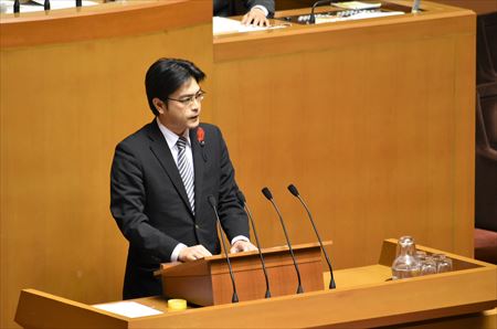 また、私から保護者が円滑かつ確実に制度を活用できるためには現在の行政の体制は不十分ではないかと指摘し、知事は「市町村や相談支援事業所で相談を担っていただく人材を育成する中核機関『基幹相談支援センター』が現在14市町の設置にとどまっている。このため、各地域の自立支援協議会に呼びかけ、未設置市町村にセンター開設を促すことで、市町村や相談支援事業所の相談機能の強化を図る。サービスを必要とするお子さん、そして保護者が、確実かつ円滑に放課後等デイサービスを受けられる体制の整備が市町村において図られるよう努める」との方針を明らかにしました。