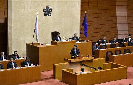 福岡県への総領事館設置を目指し、福岡県タイ友好議員連盟として2月に実現したタイ国外務大臣との会談について、知事に成果に対する認識を問いました。知事は「外務大臣からは、総領事館の設置について関係部署に検討を急ぐように指示をすること、設置には閣議決定が必要といった発言に加え、日本の外務省の意見も重要な要素となるといった貴重な助言もいただいた。私どもの強い思いはご理解いただけたと考えている。帰国後すぐに外務省を訪ね、会談内容を報告し、福岡県へのタイ総領事館設置に向けた外務省の協力を要請した。今後も、県議会と力を合わせ、タイ政府及びわが国の外務省に対し、様々な機会を活用して、積極的に働き掛けを続けていく」と決意を示しました。