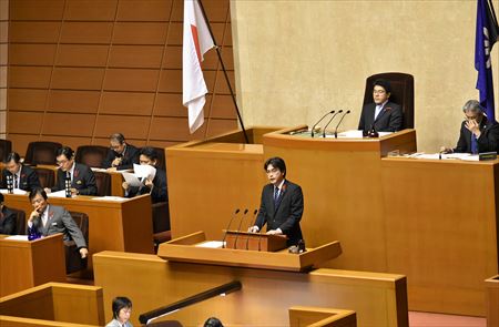 また、多重債務者生活再生事業による貸付について、知事は「他の資金調達手段が整ってきたことから、今後の資金需要を見極め、貸付委託を終了していきたい」と述べ、段階的に事業を終える考えを初めて表明。今年度から県内全市町村の消費生活センター・相談窓口に専門知識を有する消費生活相談員の配置が完了したことを挙げ、「相談と貸付の連携」を図るため、相談員を対象にした研修を強化する考えを示しました。
