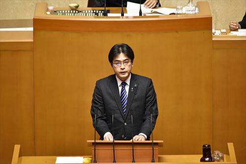 さらに、病児保育の体制整備による保育の量的拡大とあわせ、企業・事業所で柔軟な働き方が認められていることも求められ、この「両輪」があってこそ、真に子育てと仕事が両立できる社会が実現します。知事はこの認識を共有したうえで、企業トップ自らが従業員の仕事と子育ての両立支援を宣言する「子育て応援宣言企業」の登録制度(6294社、今年2月末現在)で、「病児保育所への送迎のための遅出、早退を認めます」といった子どもが病気になった際の柔軟な対応について宣言している企業が1000社を超えていることを明らかにし、「こうした宣言内容をさらに広げていくため、登録更新などの機会を捉えて働きかけていく。先進例を宣言企業の新規開拓の際に紹介するほか、子育て応援宣言ホームページや企業向けのメールマガジンに掲載するなど、様々な機会を通じて周知を図っていく」と表明しました。