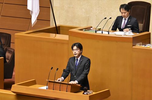 食品小売業や外食産業での再生利用などの実施率が低迷しており、この背景には、市販されている弁当や飲食店の食べ残しなどは、リサイクルするためのコストを低減する技術が確立しておらず再生利用そのものが困難であることが挙げられます。これらはメタン化することによって熱や電気といったエネルギー源や液肥になり、リサイクルをする価値は十分にあるため、私から「県リサイクル総合研究事業化センターのこれまでの研究の蓄積を生かし、事業化を急ぐ必要がある」と指摘。知事は現在の検討状況も踏まえ、前向きに進める考えを示しました。