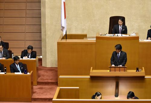 私からは、特に2016年度から実施している高校中退防止のための訪問支援事業の課題を質し、知事は、高校での認知度が低い実態を受け、「高校やスクールソーシャルワーカーに対し十分周知を行い、その上で子ども支援オフィスと学校との連携を密にし、支援が必要な生徒の把握に努めていく」との考えを示しました。
