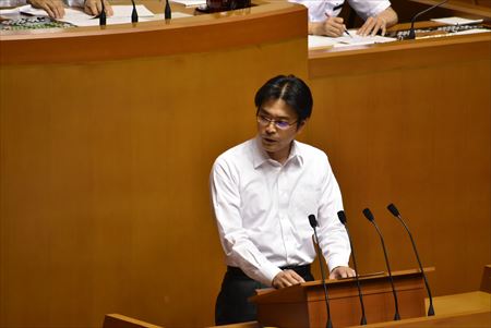 そこで、私から、ケアマネジャーら介護職、県や市町村の生活衛生部門や、地域包括ケアシステムを担当する介護部門、さらにはNPO団体などの外部の民間組織と確実に連携できる体制を県内各地で構築するため、早急に協議を始めることを提案しました。知事はこれを受け止め、「効果的な連携と支援のあり方について検討を進める」との考えを初めて示しました。