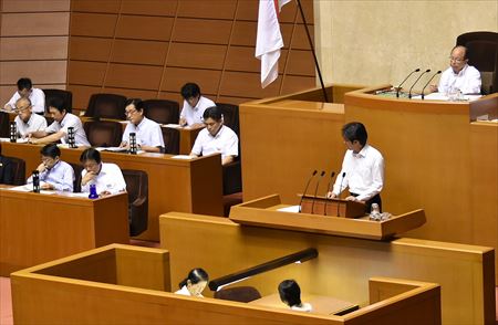 まずは、産業振興の観点から企業誘致を提起。古賀市は交通の要衝という「地の利」を生かして工業団地が形成され、工業製品出荷額の食料品分野で県内2位です。この強みをさらに伸ばすため、企業誘致の推進とその前提となる市街化調整区域の土地利用について、知事とやり取りをしました。知事は「(工場等の)立地が可能と判断されるものについて必要な技術的助言を行っていく」と答弁。そのうえで、食料品関連の立地について「大消費地を有し、各地域への輸送網が発達していることなどから、今後も本県への立地が期待できる業種」との考えを示し、「県として、社会経済情勢、経済構造の変化と企業動向を的確にこれを見極めながら、市町村としっかり連携をして、それぞれの地域の強みを活かした企業誘致、これに積極的に取り組んでいく」と表明しました。